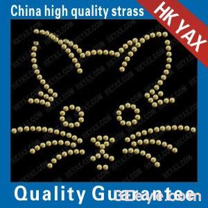 An ultra-dimensional cat illustration composed of a golden, flat piece of aluminum or an aluminum half-circle design motifs of rhine stone hot fix