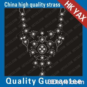 Modello di petto che ricorda un ornamento appeso motivi di design collana di pietra di strass HOT FIX